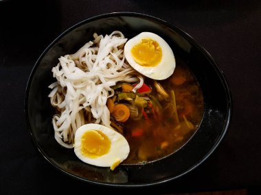 Taze pişmiş Japon erişte çorbası.