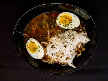 Taze pişmiş Japon erişte çorbası.