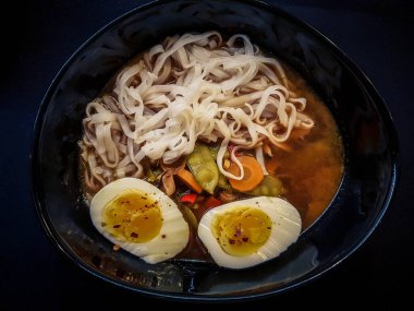 Taze pişmiş Japon erişte çorbası.