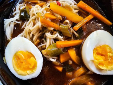 Taze pişmiş Japon erişte çorbası.