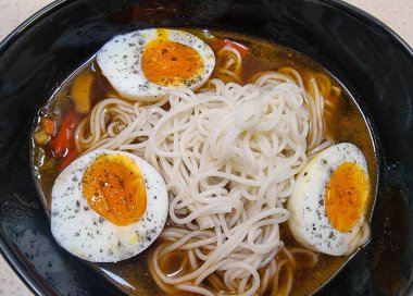 Taze pişmiş Japon erişte çorbası.