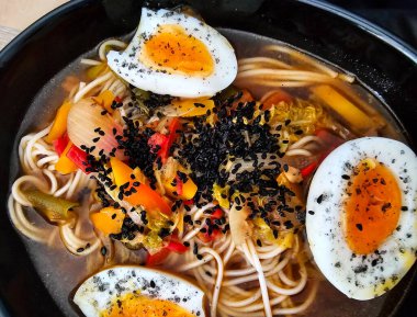 Taze pişmiş Japon erişte çorbası.