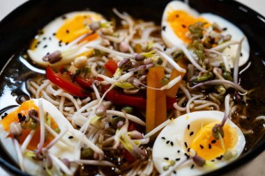 Taze pişmiş Japon erişte çorbası.