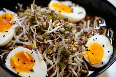 Taze pişmiş Japon erişte çorbası.