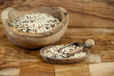 Zeytin ağacında farklı pirinç çeşitleri.