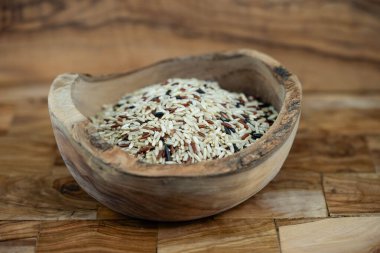 Zeytin ağacında farklı pirinç çeşitleri.