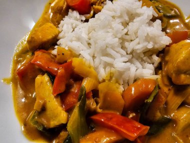 Sebzeli baharatlı tavuk.