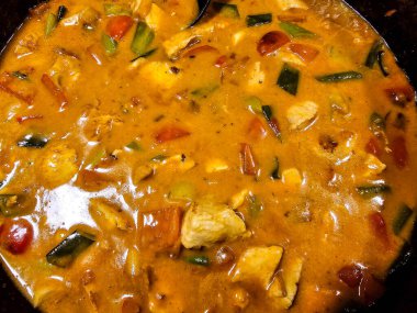 Sebzeli baharatlı tavuk.