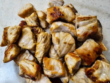 Sebzeli baharatlı tavuk.