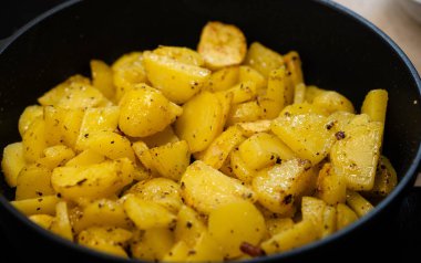 Domuz pastırması ve soğanlı kızarmış patates.