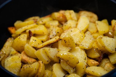 Domuz pastırması ve soğanlı kızarmış patates.