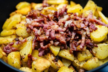 Domuz pastırması ve soğanlı kızarmış patates.