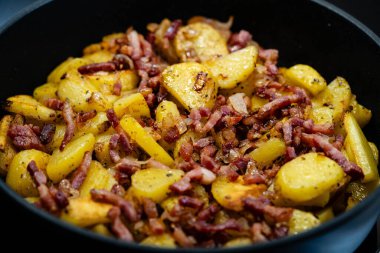 Domuz pastırması ve soğanlı kızarmış patates.