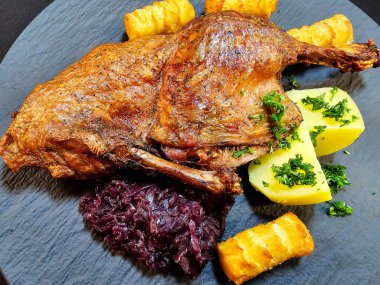 Baharatlı ve otlu kızarmış ördek.