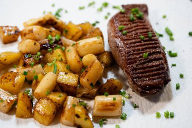 Baharatlı ve otlu kızarmış ördek.