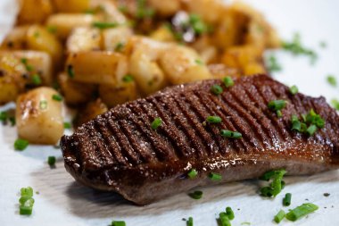 Baharatlı ve otlu kızarmış ördek.