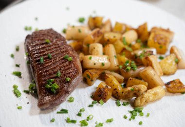 Baharatlı ve otlu kızarmış ördek.