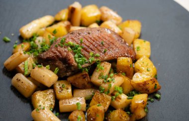 Baharatlı ve otlu kızarmış ördek.