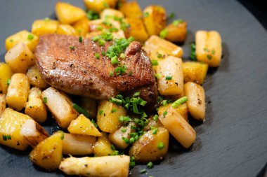 Baharatlı ve otlu kızarmış ördek.