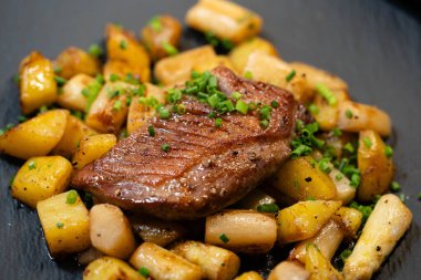 Baharatlı ve otlu kızarmış ördek.