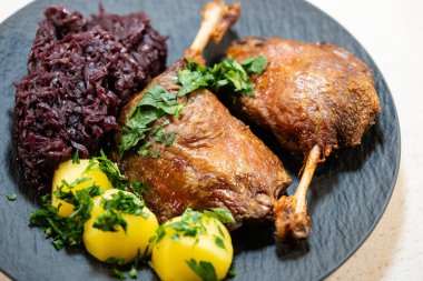 Baharatlı ve otlu kızarmış ördek.