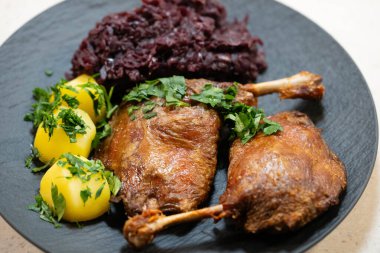 Baharatlı ve otlu kızarmış ördek.