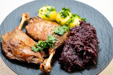 Baharatlı ve otlu kızarmış ördek.