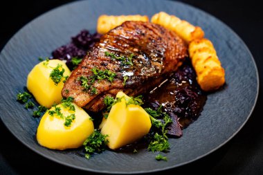 Baharatlı ve otlu kızarmış ördek.