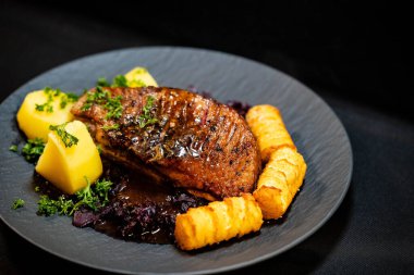 Baharatlı ve otlu kızarmış ördek.