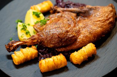 Baharatlı ve otlu kızarmış ördek.