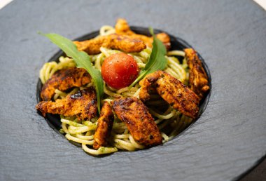 Yeşil pesto için yabani sarımsak.