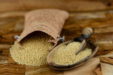 Kurutulmuş kuskus ve zeytin ağacı.