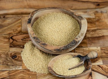 Kurutulmuş kuskus ve zeytin ağacı.