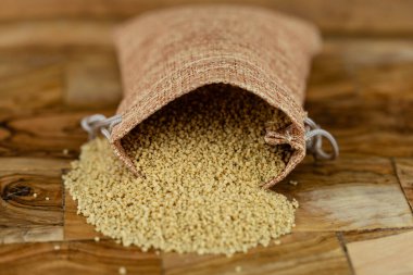 Kurutulmuş kuskus ve zeytin ağacı.