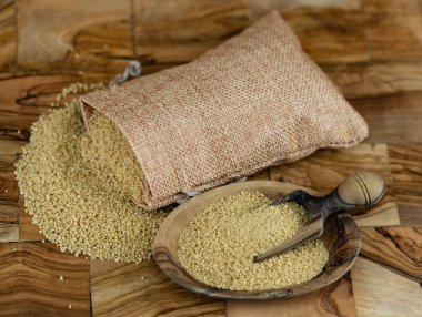 Kurutulmuş kuskus ve zeytin ağacı.