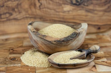 Kurutulmuş kuskus ve zeytin ağacı.