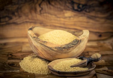 Kurutulmuş kuskus ve zeytin ağacı.