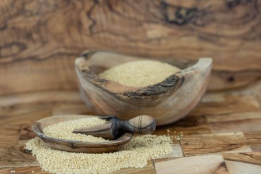 Kurutulmuş kuskus ve zeytin ağacı.