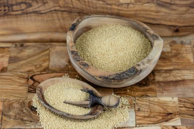 Kurutulmuş kuskus ve zeytin ağacı.