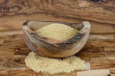 Kurutulmuş kuskus ve zeytin ağacı.