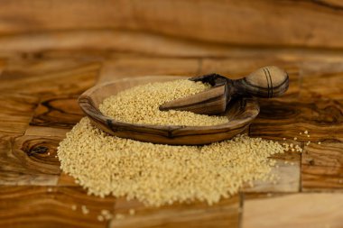 Kurutulmuş kuskus ve zeytin ağacı.