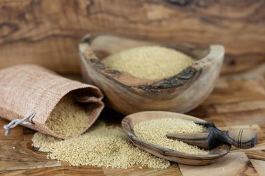 Kurutulmuş kuskus ve zeytin ağacı.