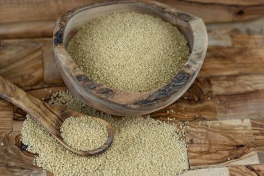 Kurutulmuş kuskus ve zeytin ağacı.