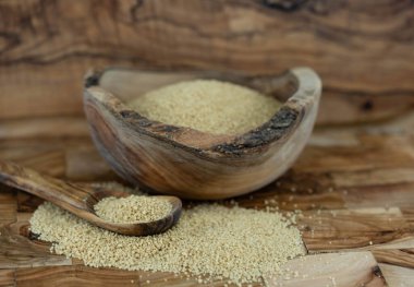 Kurutulmuş kuskus ve zeytin ağacı.