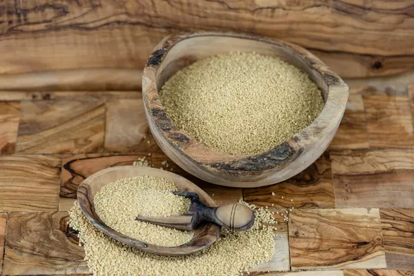 Kurutulmuş kuskus ve zeytin ağacı.