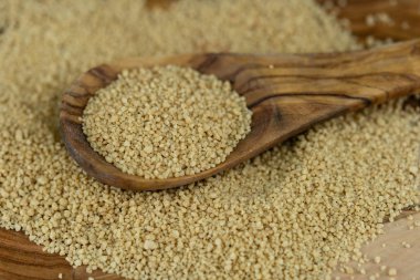 Kurutulmuş kuskus ve zeytin ağacı.