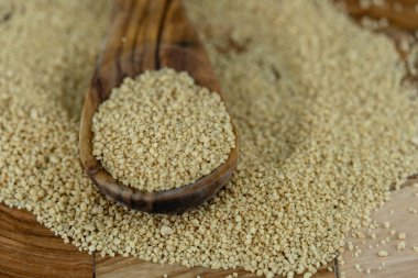 Kurutulmuş kuskus ve zeytin ağacı.