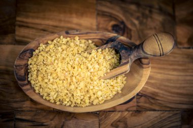 Kurutulmuş kuskus ve zeytin ağacı.