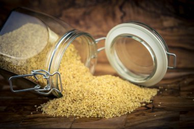 Kurutulmuş kuskus ve zeytin ağacı.