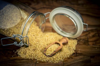 Kurutulmuş kuskus ve zeytin ağacı.